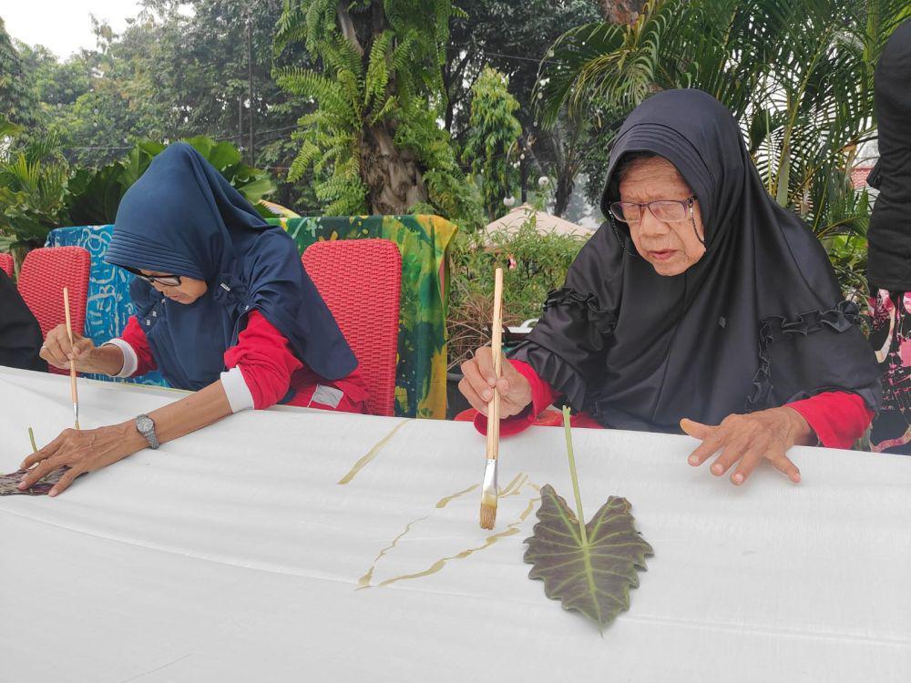 Peringati HLUN, Sejumlah Lansia di Bekasi Melukis Kain 5 Meter
