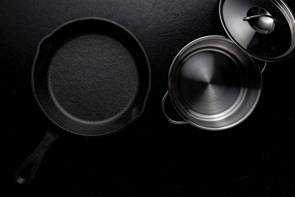 ilustrasi wajan cast iron (freepik.com/wirestock)