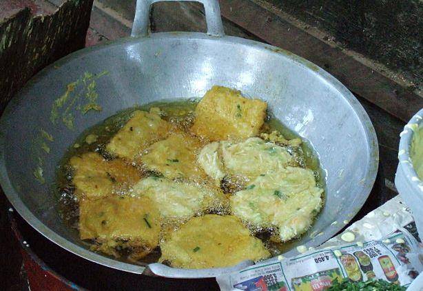 ilustrasi menggoreng tempe mendoan (commons.wikimedia.org/Sakurai Midori)