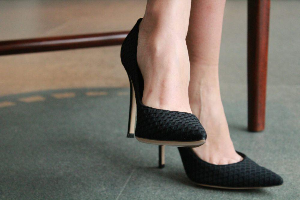 ilustrasi seorang wanita memakai heels (unsplash.com/Andrea Peperó)