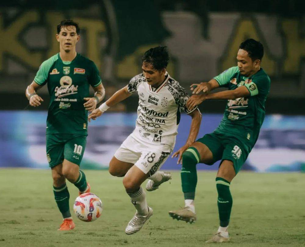 Pemain Bali United dan Persebaya Surabaya sedang berebut bola. (Instagram.com/baliunitedfc)