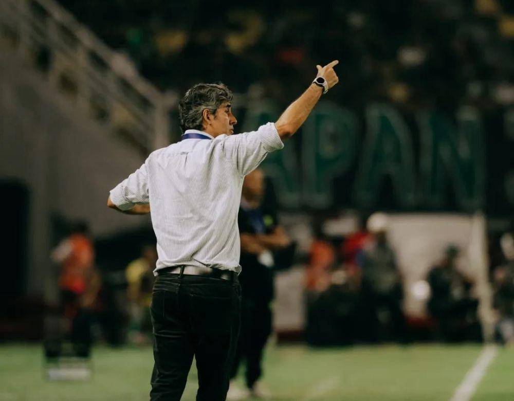 Coach Teco saat memberikan arahan dari pinggir lapangan. (Instagram.com/baliunitedfc)