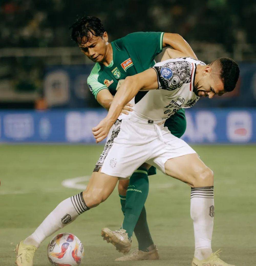 Boris Kopitovic sedang berebut bole dengan pemain Persebaya Surabaya. (Instagram.com/baliunitedfc)