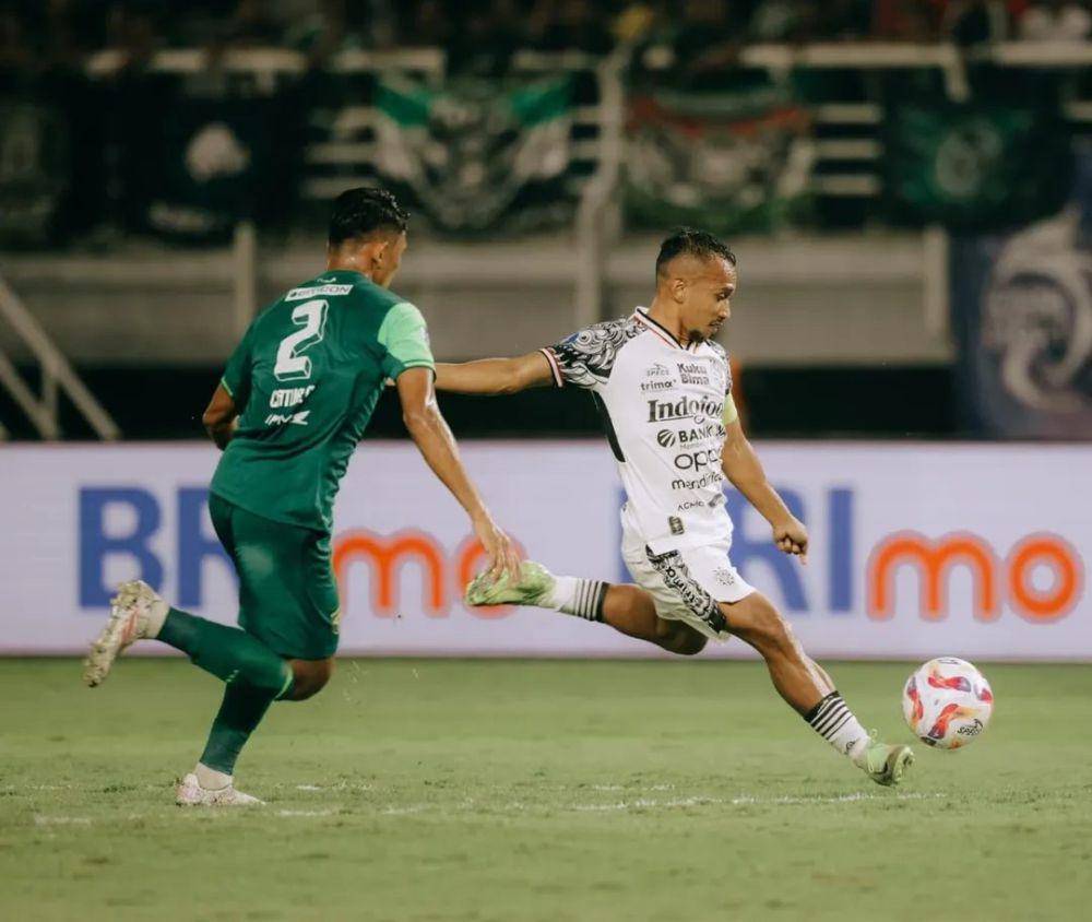 Irfan Jaya harus menghadapi mantan timnya. (Instagram.com/baliunitedfc)