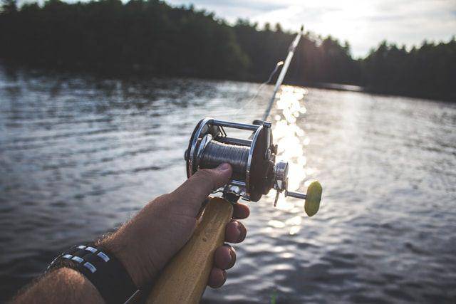 Ilustrasi orang sedang memancing ikan (unsplash.com/bradydrogers)