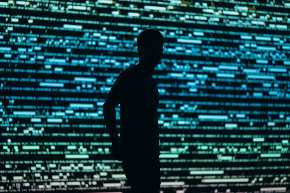 Tanpa batasan, OSINT dapat dipakai untuk doxing, stalking, hingga kejahatan digital lainnya. (Unsplash/Chris Yang)