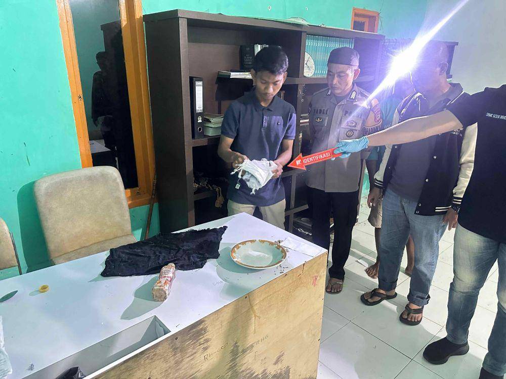 Densus 88 Antiteror Polri menyita barang bukti dari penangkapan terduga teroris di Gowa, Sulawesi Selatan (Sulsel), Sabtu (24/5/2025)/Densus 88