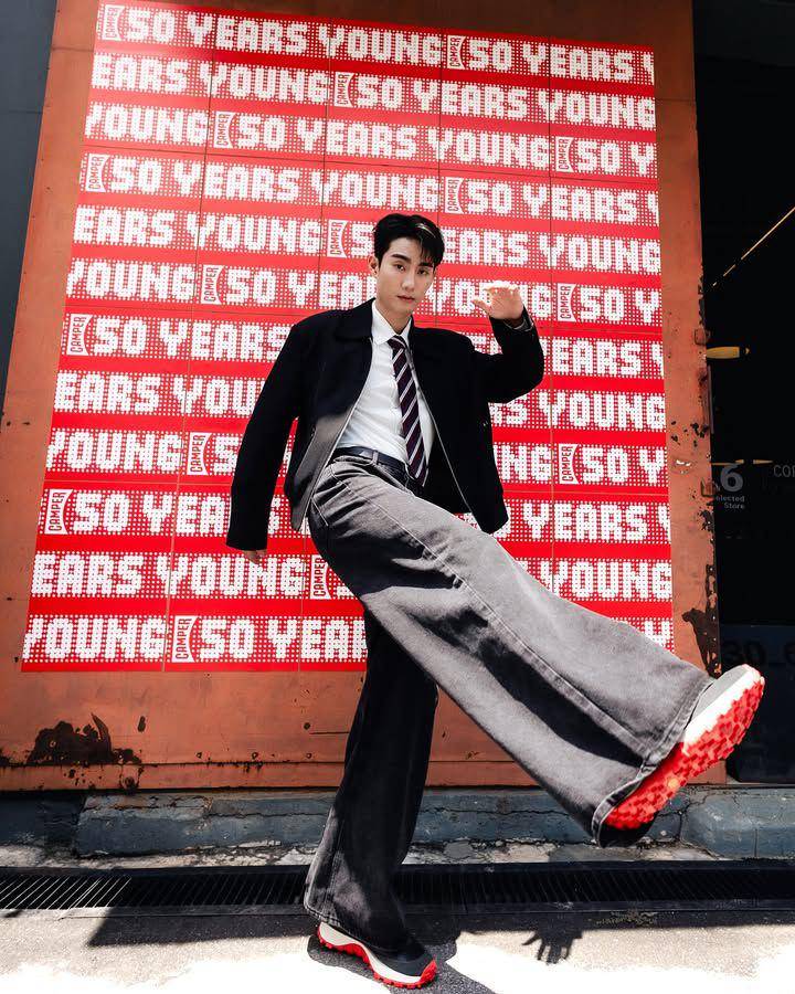 styling loose jeans ala Force Jiratchapong (instagram.com/fforce_)