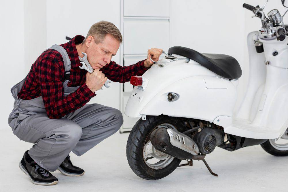 Ilustrasi memperbaiki kelistrikan motor (freepik.com/freepik)