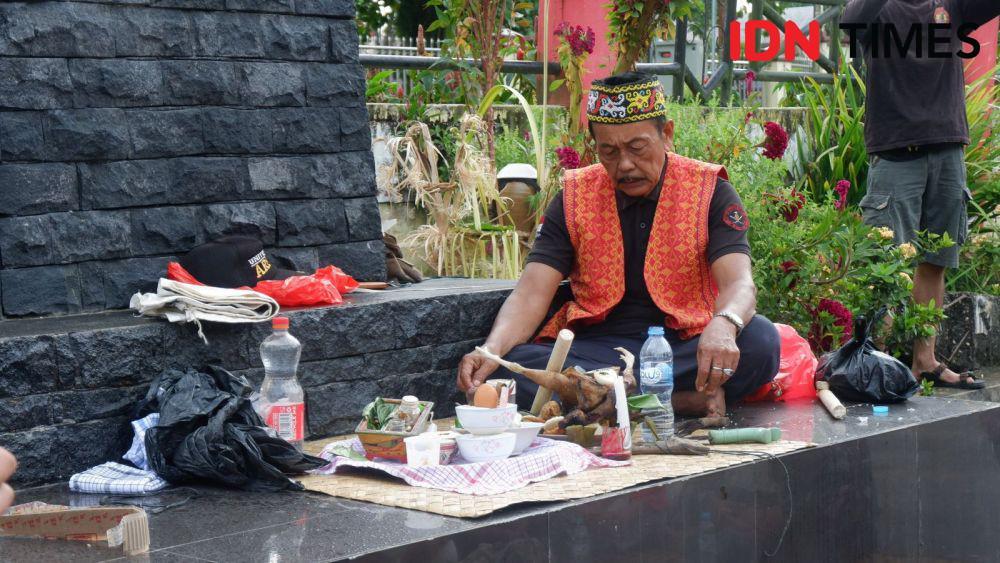 Melihat Ritual Balala' Larangan ke Luar Rumah bagi Warga Dayak Kanayatn