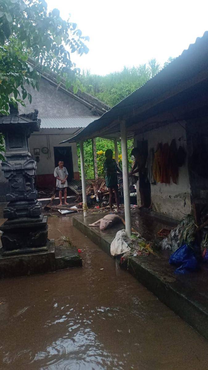 Kondisi rumah warga yang terendam air sungai di Desa Bungaya. (Dok.Perbekel Bungaya Made Putra)