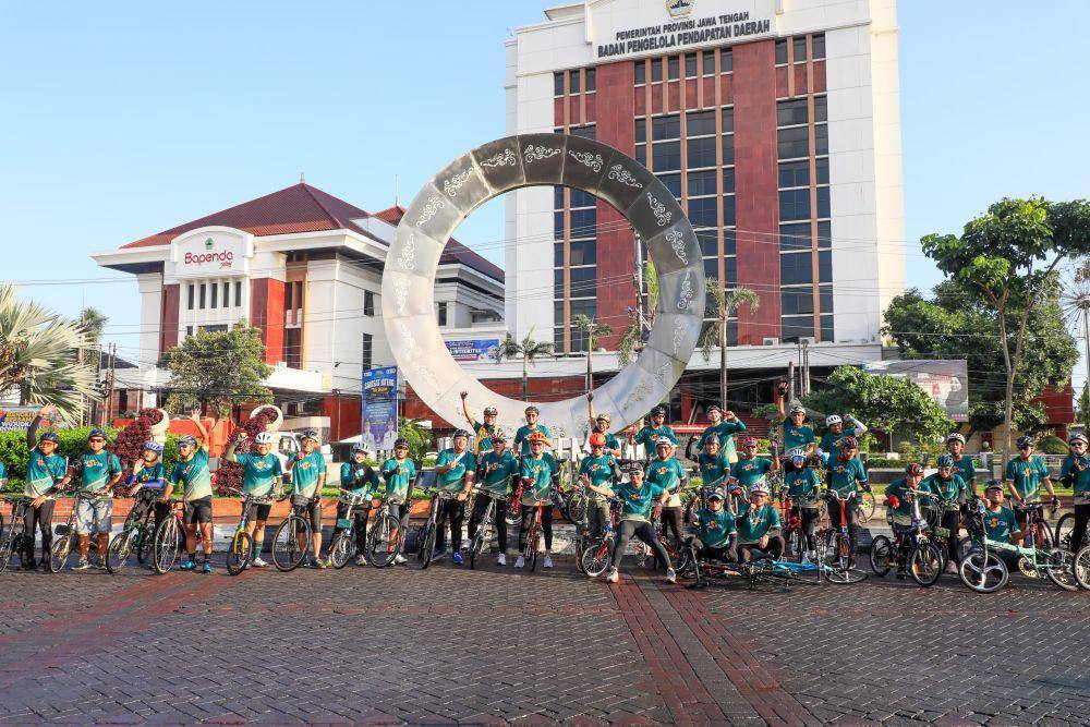 Ratusan peserta gowes Jasirah berfoto dengan latar belakang ornamen titik nol kilometer Kota Semarang. (IDN Times/Dok Humas Pemprov Jateng)