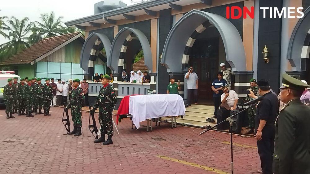 Legenda Sepak Bola Sumut Suharto AD Dimakamkan dengan Upacara Militer