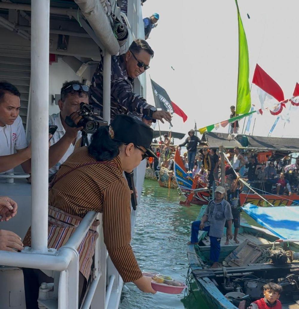Lanal Semarang Kawal Prosesi Sedekah Laut Tambaklorok Semarang