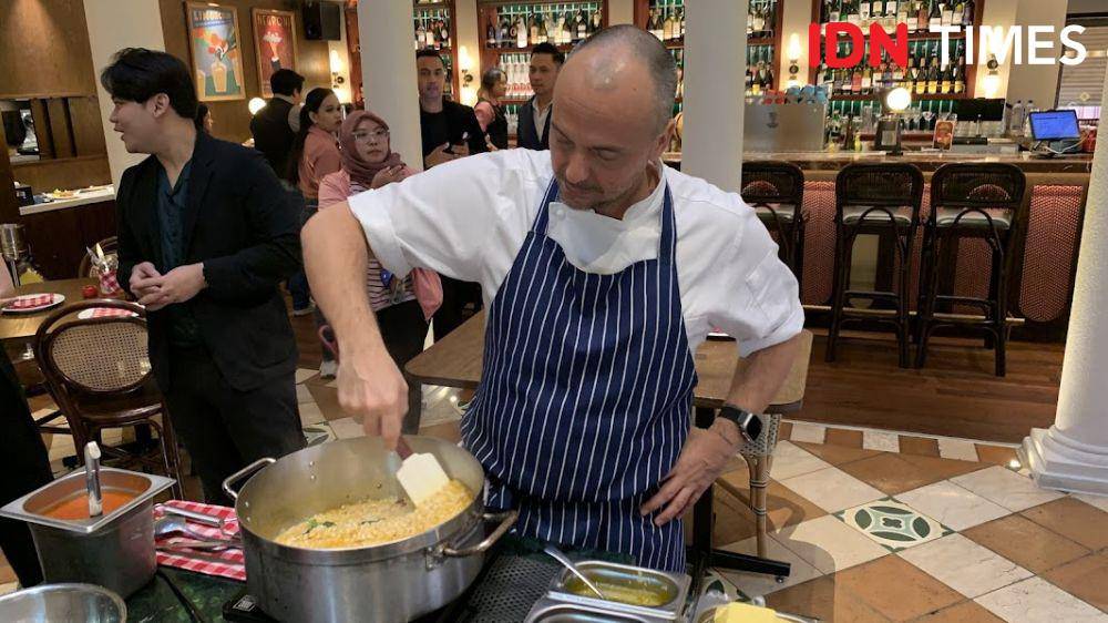 Potret Chef Tommaso memasak Black Ink Risotto di Osteria Gia Surabaya pada Selasa (20/5/2025) (IDN Times/Fasrinisyah Suryaningtyas)