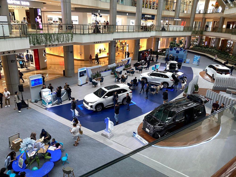 Toyota Gelar Pameran Mobil Hybrid di Berbagai Kota