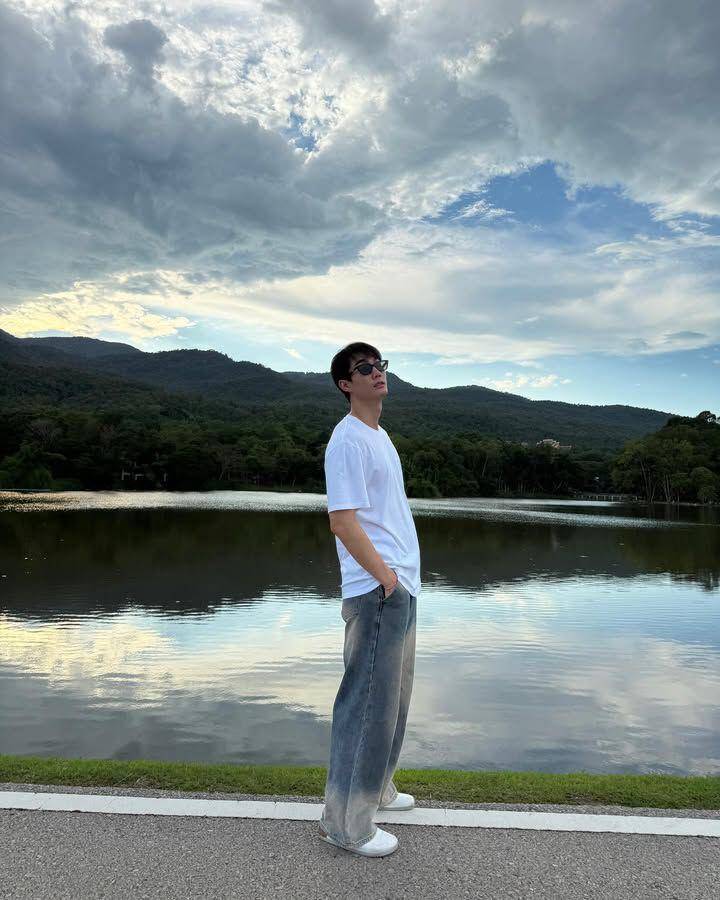 styling loose jeans ala Force Jiratchapong (instagram.com/fforce_)