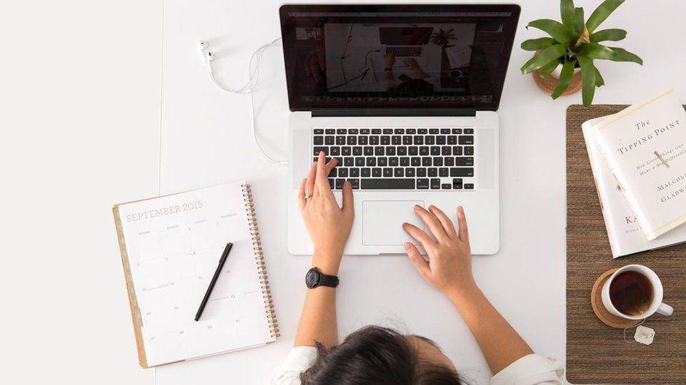Bekerja dengan laptop di meja kerja (dok. EraSpace)