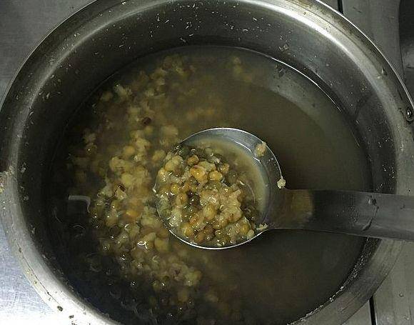 ilustrasi masak bubur kacang hijau (commons.wikimedia.org/FireFeather)