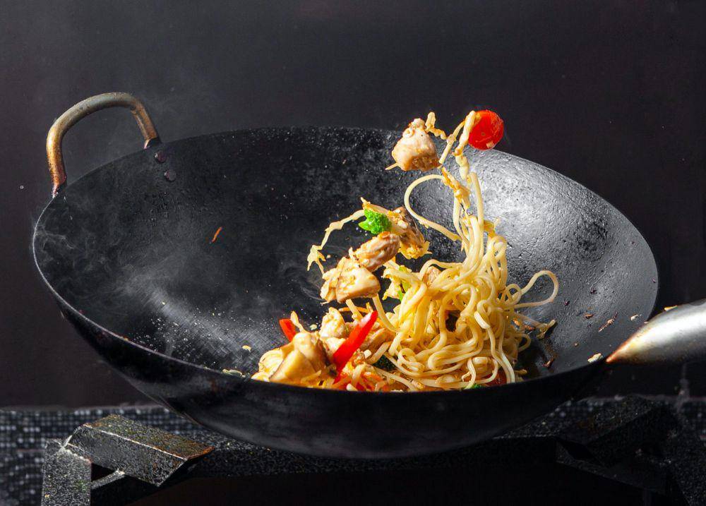 ilustrasi memasak mie goreng (freepik.com/8photo)