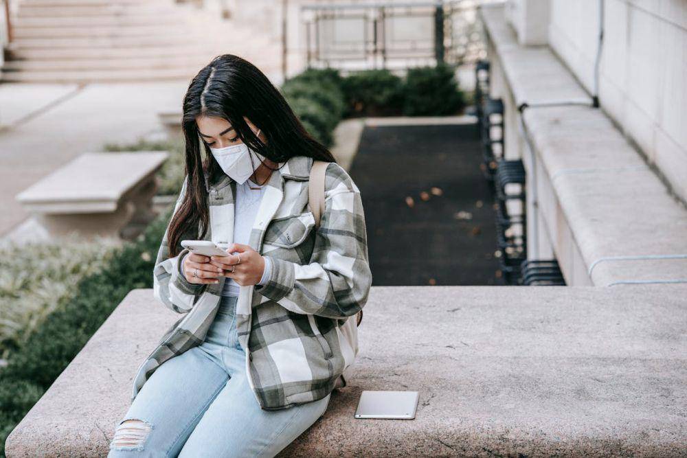 ilustrasi menggunakan smartphone (pexels.com/Charlotte May)