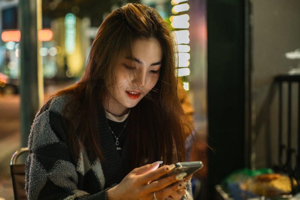 ilustrasi memakai smartphone (pexels.com/hoang anh)