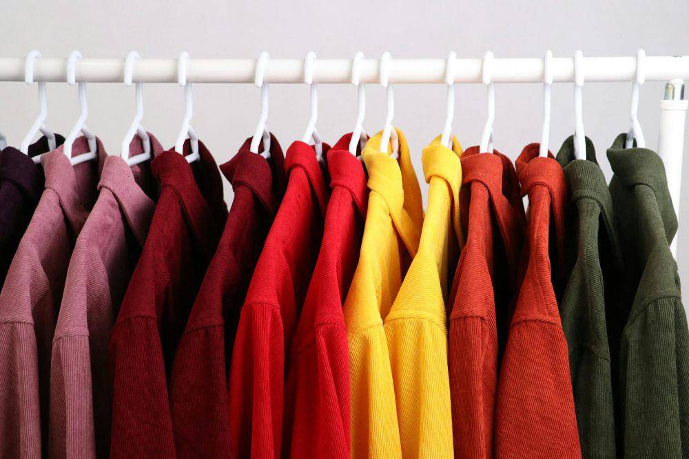 ilustrasi menata wardrobe (pexels.com/Jometo Design)