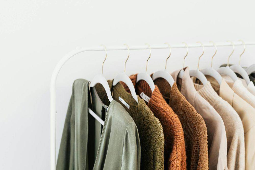ilustrasi menata wardrobe (pexels.com/Photo By: Kaboompics.com)