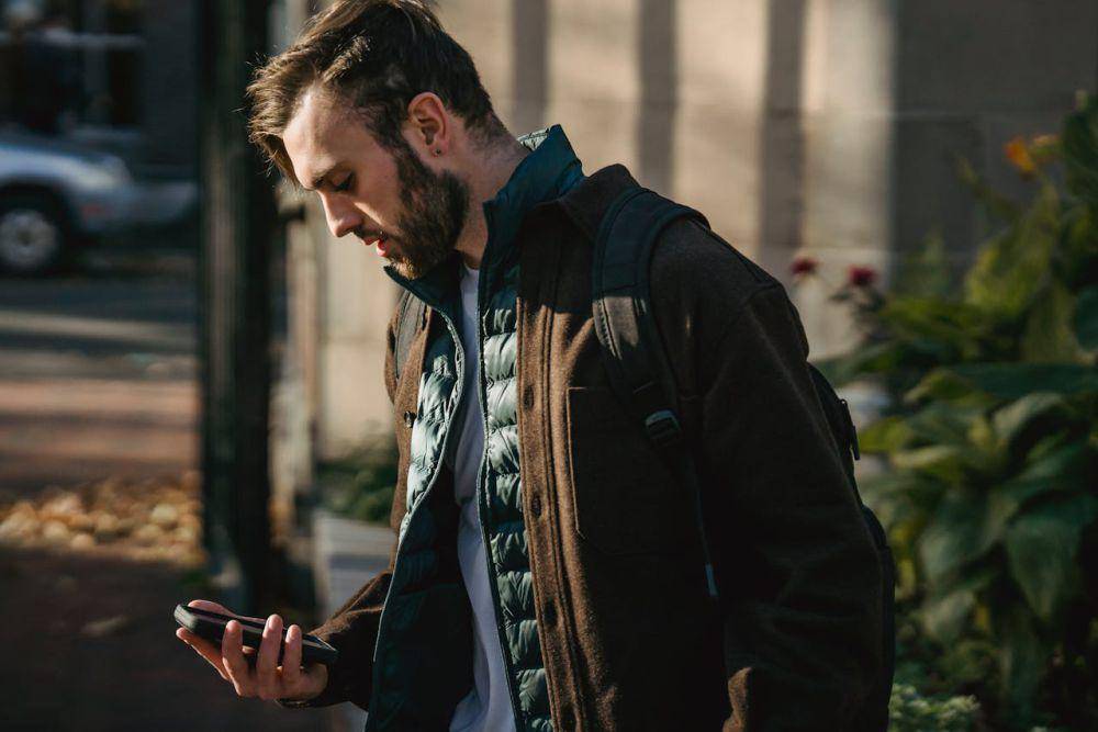 ilustrasi menggunakan smartphone (pexels.com/Mary Taylor)