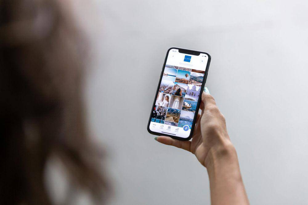 ilustrasi seseorang sedang melihat foto-foto di galeri handphone (pexels.com/plann)