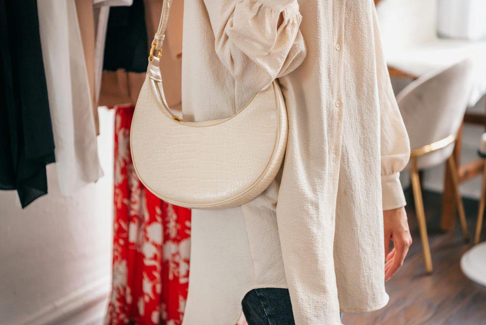 ilustrasi seorang wanita yang memakai sling bag (pexels.com/PNW Production)