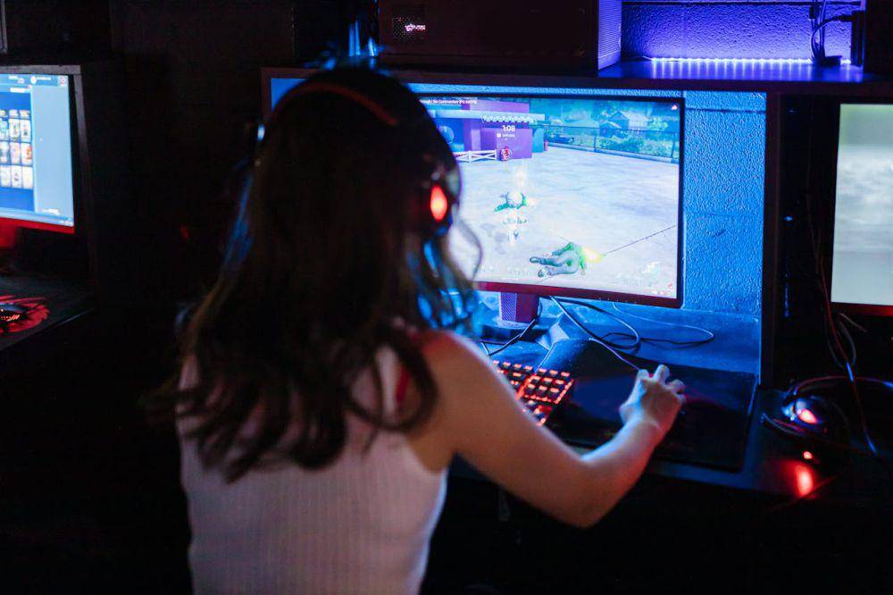 ilustrasi bermain game PC (pexels.com/RDNE Stock project)