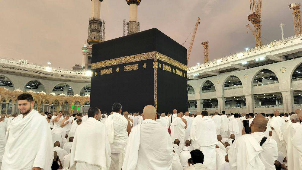 Foto di depan Ka'bah. (pexels.com/Sohail Siddiqui)