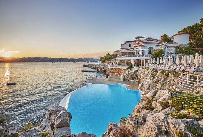 Potret kolam renang di Hotel du Cap-Eden-Roc, Prancis (oetkercollection.com)