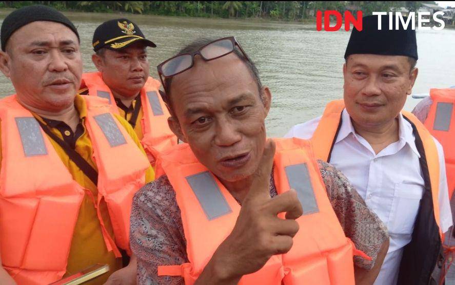 Amsori (berkacamata), pengelola Baceman Serayu Park bersama Sidi Mawardi (peci hitam)mantan anggota DPRD Jateng saat akan berlabuh susuri sungai Serayu bersama para pengunjung, Minggu (25/5/2025).(IDN Times/Cokie Sutrisno)