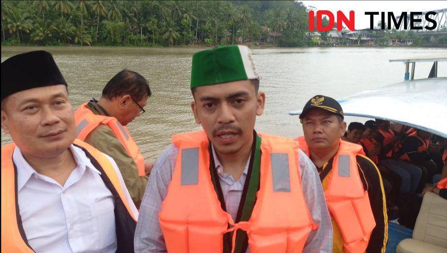 Ahmad Fikri Andriyanto (peci hijau), Ketua Himpunan Mahasiswa Islam (HMI) Purwokerto yang hadir bersama rekan lainnya mendukung pengembangan ekonomi baru khususnya bagi generasi muda sekitar Serayu, Minggu (25/5/2025).(IDN Times/Cokie Sutrisno)