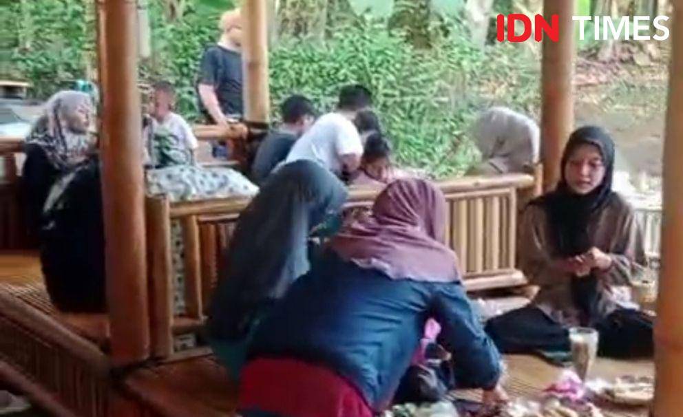 Salah satu pengunjung luar Banyumas yang menikmati hidangan setelah naik perahu Yakusa menyusuri keindahan alam sungai Serayu, Minggu (25/5/2015).(IDN Times/Cokie Sutrisno)