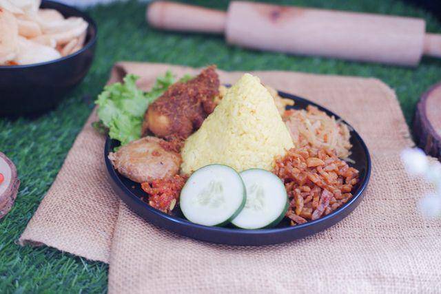 ilustrasi nasi tumpeng mini (vecteezy.com/Muhammad Yasier)