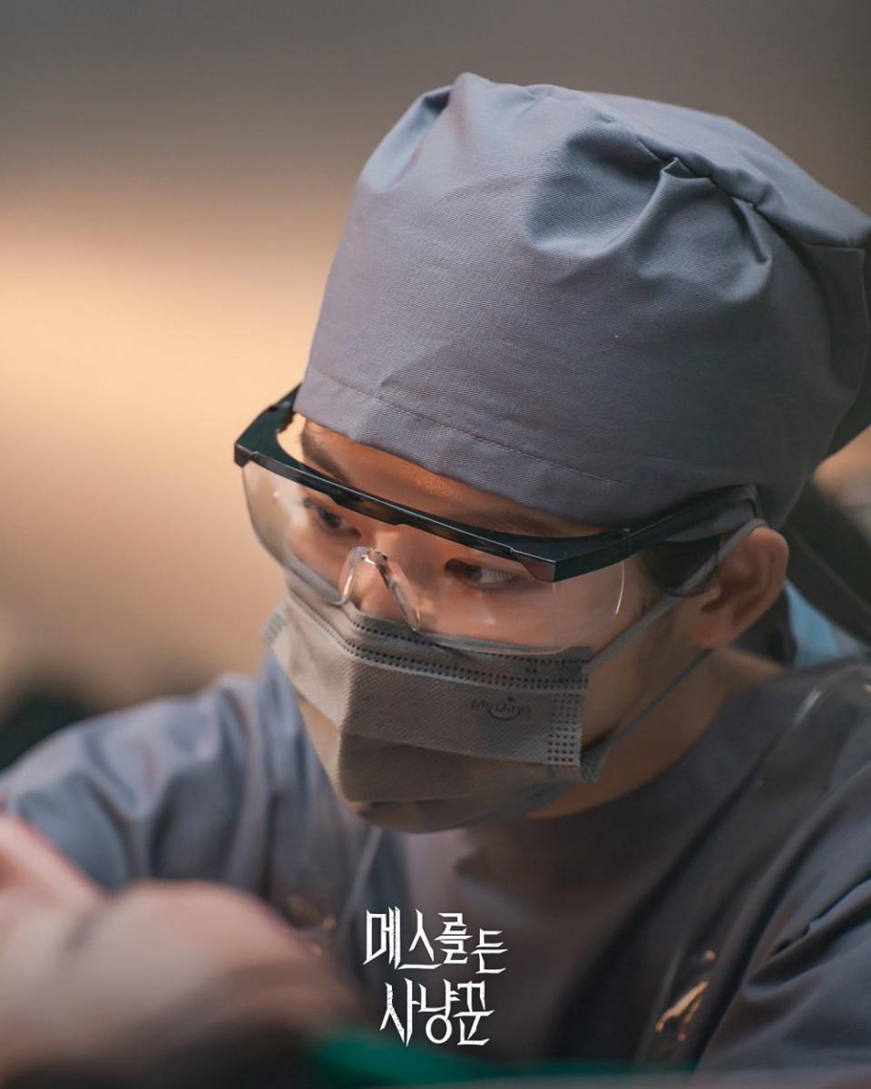 still cut Hunter With a Scalpel (dok.U+Mobile TV/Hunter With a Scalpel)