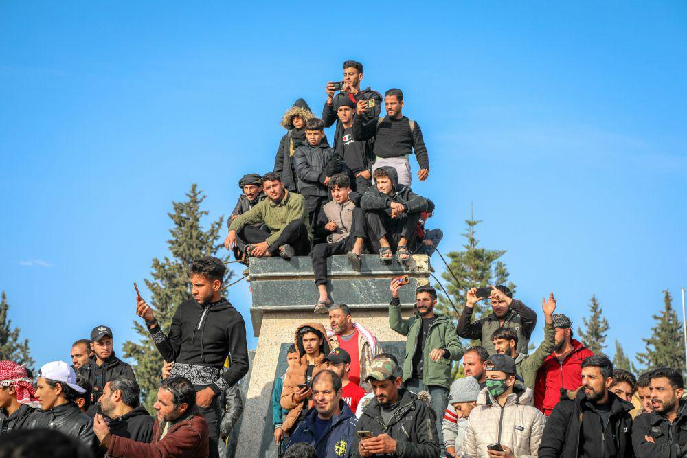 warga Suriah berkumpul saat kejatuhan Bassar al-Assad. (unsplash.com/mahmoud_ms1)
