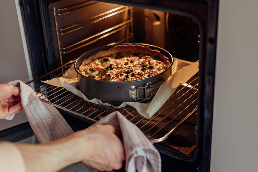 ilustrasi oven fruit pie (vecteezy.com/Olha Yurym)