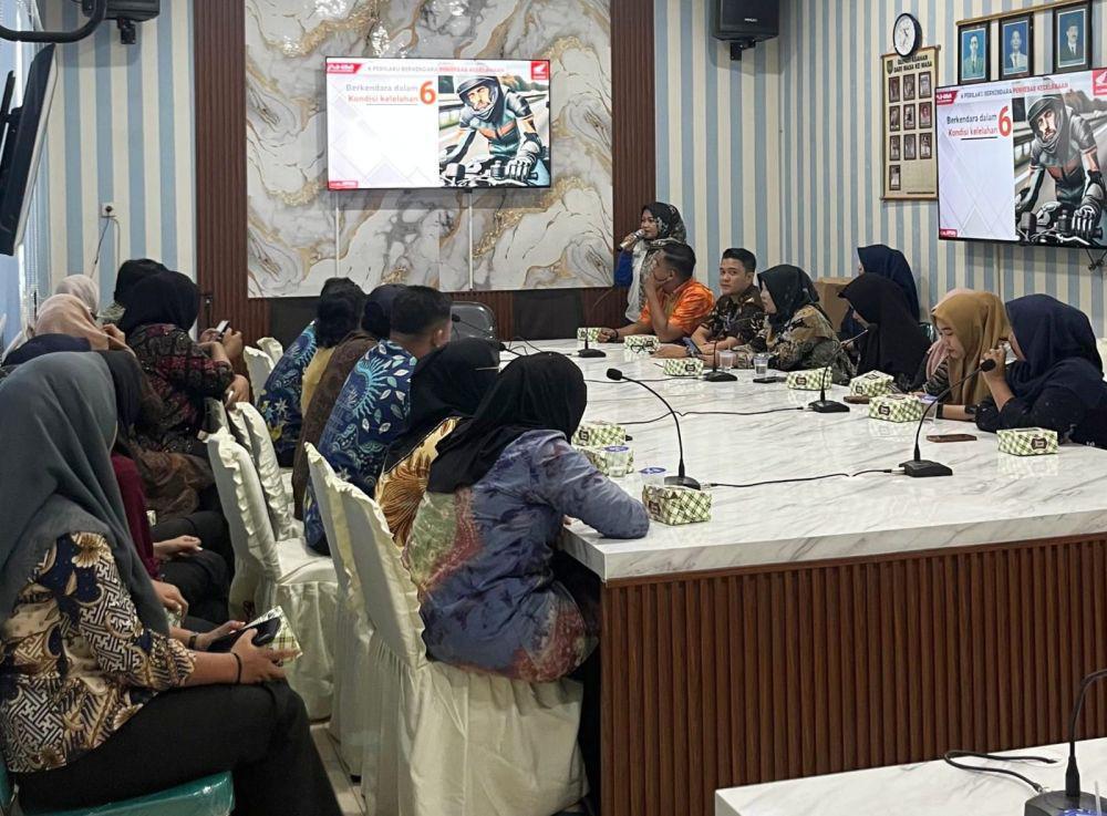 Karyawan Perumda Air Minum Tirta Silaupiasa Belajar Safety Riding