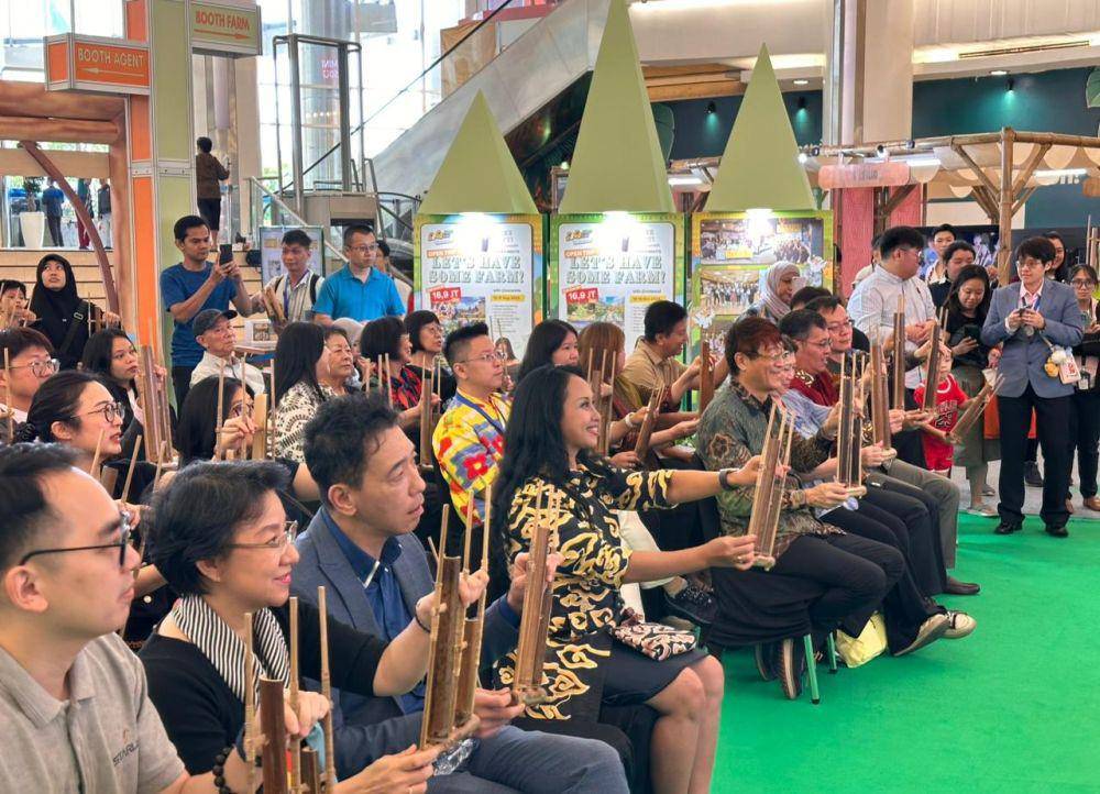 Para tamu undangan terhormat diajak bermain angklung di acara Pameran Agrowisata Taiwan 2025 Sabtu, 24 Mei di Emporium Mall Jakarta Utara. (Dok TETO)
