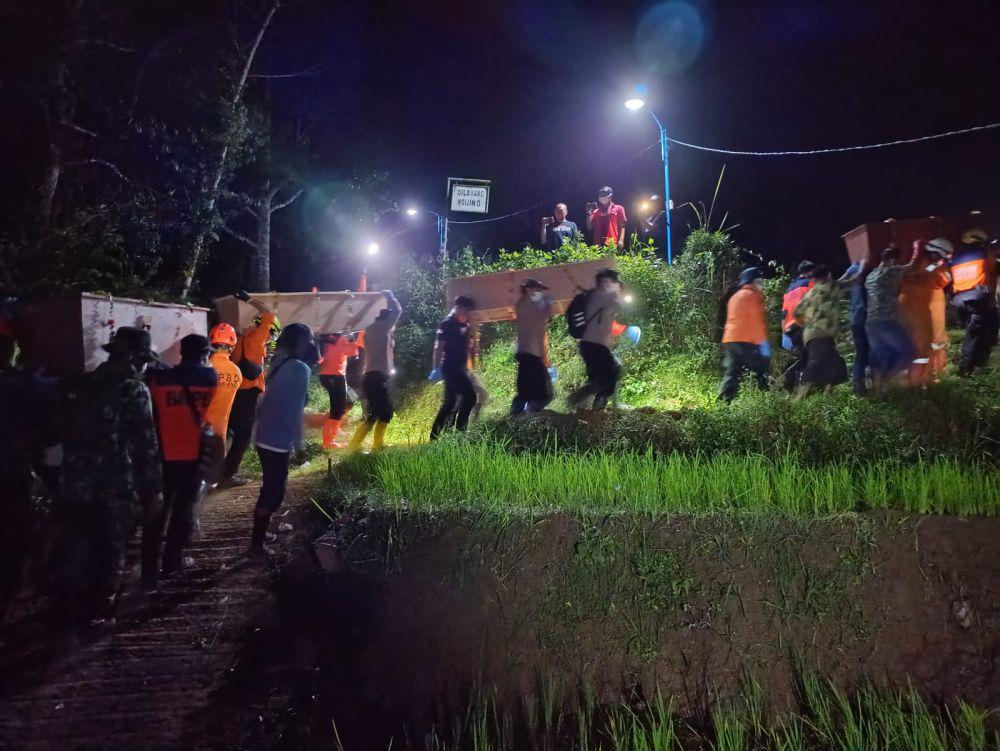 4 Jenazah Korban Longsor Trenggalek Dimakamkan dalam Satu Liang