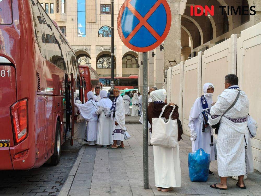 Jemaah haji kloter terakhir dari Embarkasi Jakarta-Bekasi (JKS) diberangkatkan dari Madinah ke Makkah, Minggu (25/5/2025). (Media Center Haji/Rochmanudin)