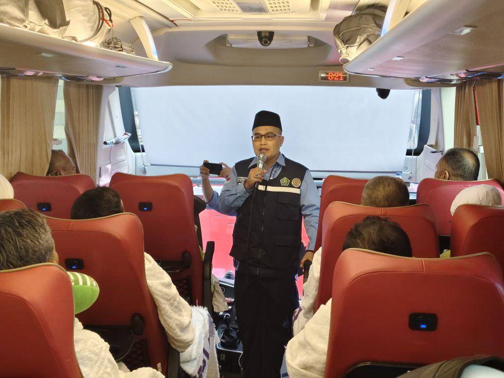 Wakil Kepala Daerah Kerja Madinah, Khalilurrahman, saat memberikan pesan kepada jemaah haji kloter terakhir, JKS 31, sebelum diberangkatkan dari Hotel Diyar Al Nakhel, Sektor 4, Jalan Al Bara bin Azib, Madinah, ke Makkah, Arab Saudi, Minggu (25/5/2025). (Media Center Haji)