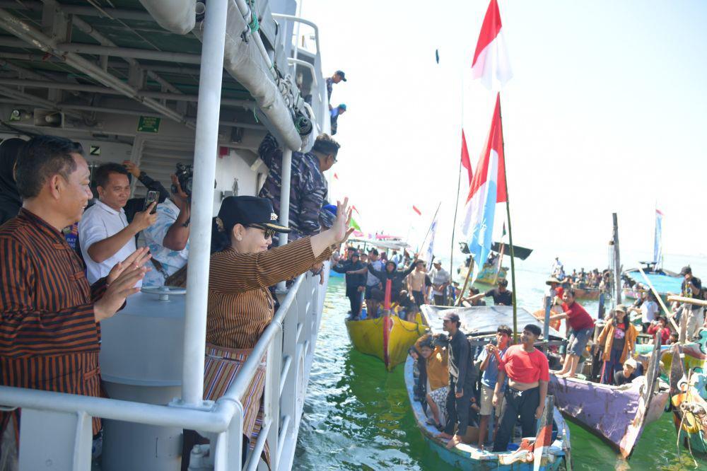Penuh Syukur, 400 Perahu Meriahkan Sedekah Laut Tambaklorok Semarang