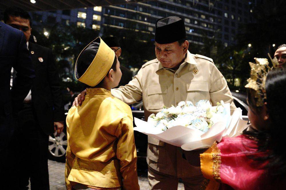 Presiden Republik Indonesia Prabowo Subianto disambut dengan upacara jajar kehormatan setibanya di Bandar Udara Tentera Udara Diraja Malaysia (TUDM) Subang, Minggu malam (25/5). (dok. Tim Komunikasi Prabowo)