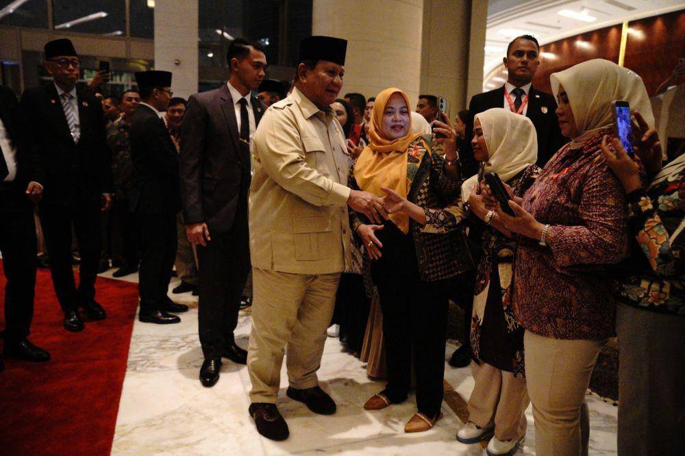 Presiden Republik Indonesia Prabowo Subianto disambut dengan upacara jajar kehormatan setibanya di Bandar Udara Tentera Udara Diraja Malaysia (TUDM) Subang, Minggu malam (25/5). (dok. Tim Komunikasi Prabowo)