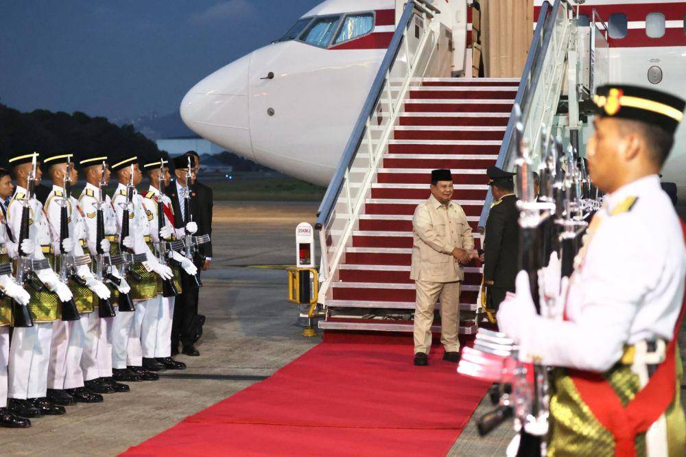 Presiden Republik Indonesia Prabowo Subianto disambut dengan upacara jajar kehormatan setibanya di Bandar Udara Tentera Udara Diraja Malaysia (TUDM) Subang, Minggu malam (25/5). (dok. Tim Komunikasi Prabowo)